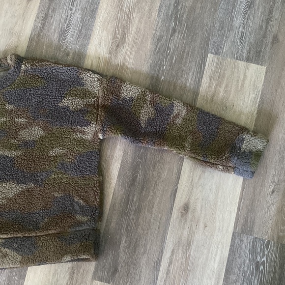 T S fuzzy sweater - Picture 3 of 5